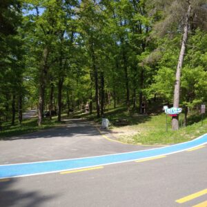 Yol kenarlarında araç park edebileceğiniz alanlar da var