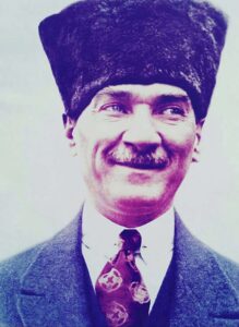 Atatürk'ün kafkas şapkası ile poz verdiği resim